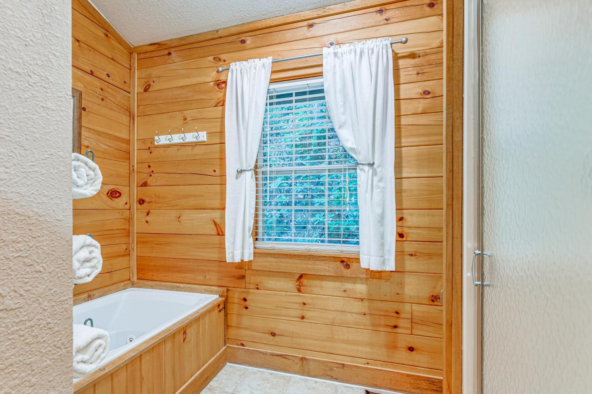 Serene Maggie Valley Retreat With Deck And Hot Tub! المظهر الخارجي الصورة