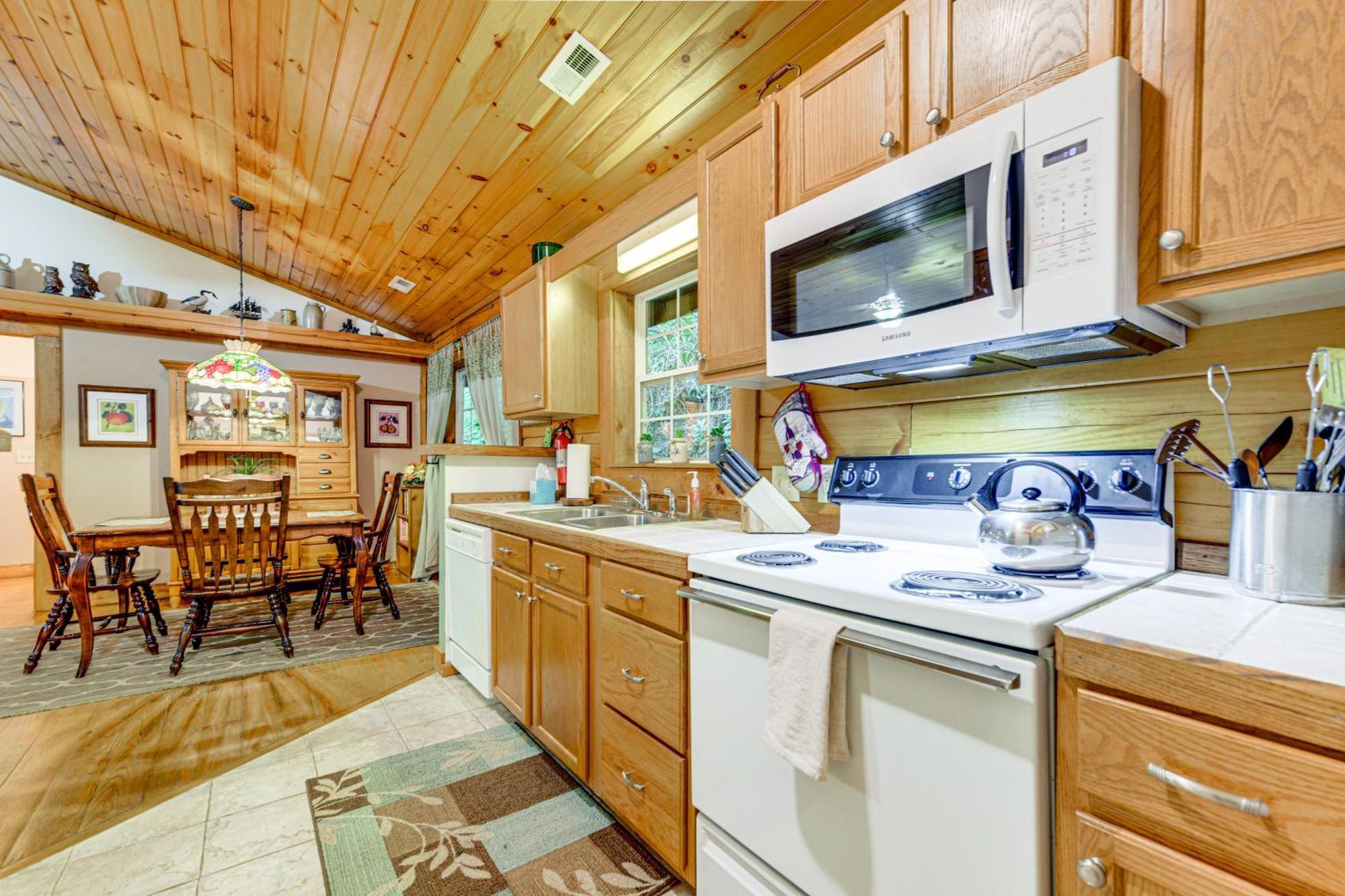 Serene Maggie Valley Retreat With Deck And Hot Tub! المظهر الخارجي الصورة