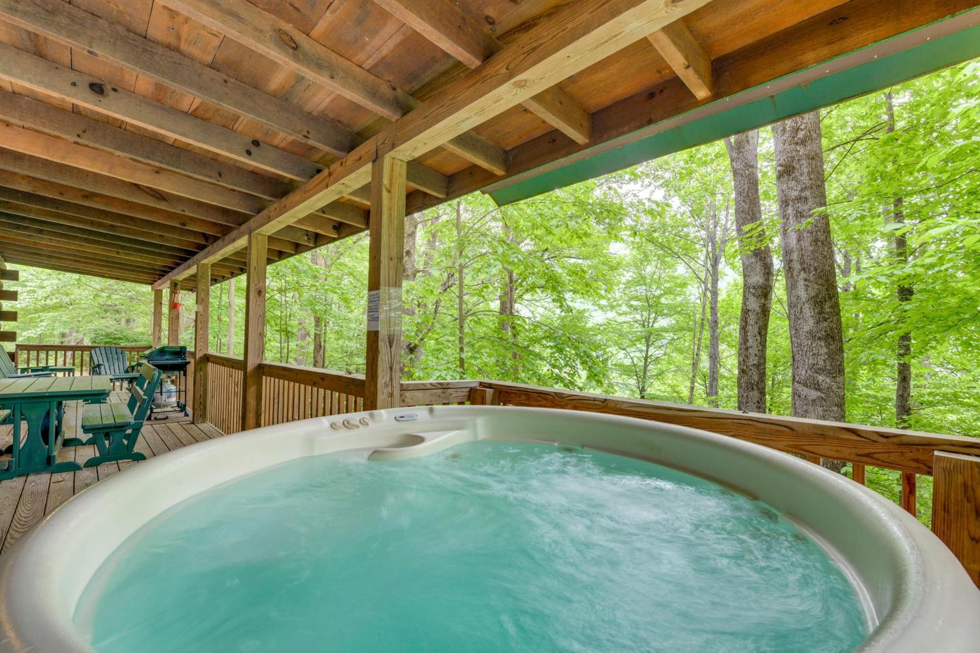 Serene Maggie Valley Retreat With Deck And Hot Tub! المظهر الخارجي الصورة