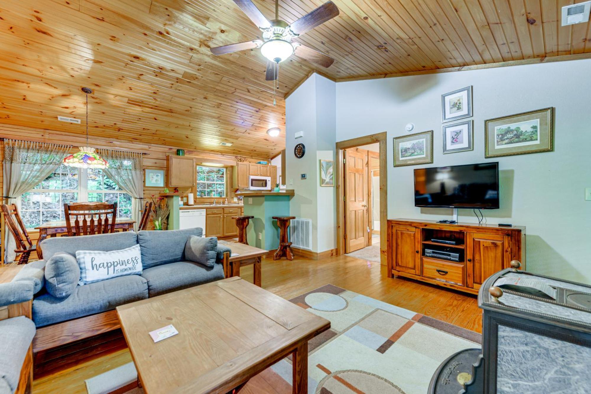 Serene Maggie Valley Retreat With Deck And Hot Tub! المظهر الخارجي الصورة