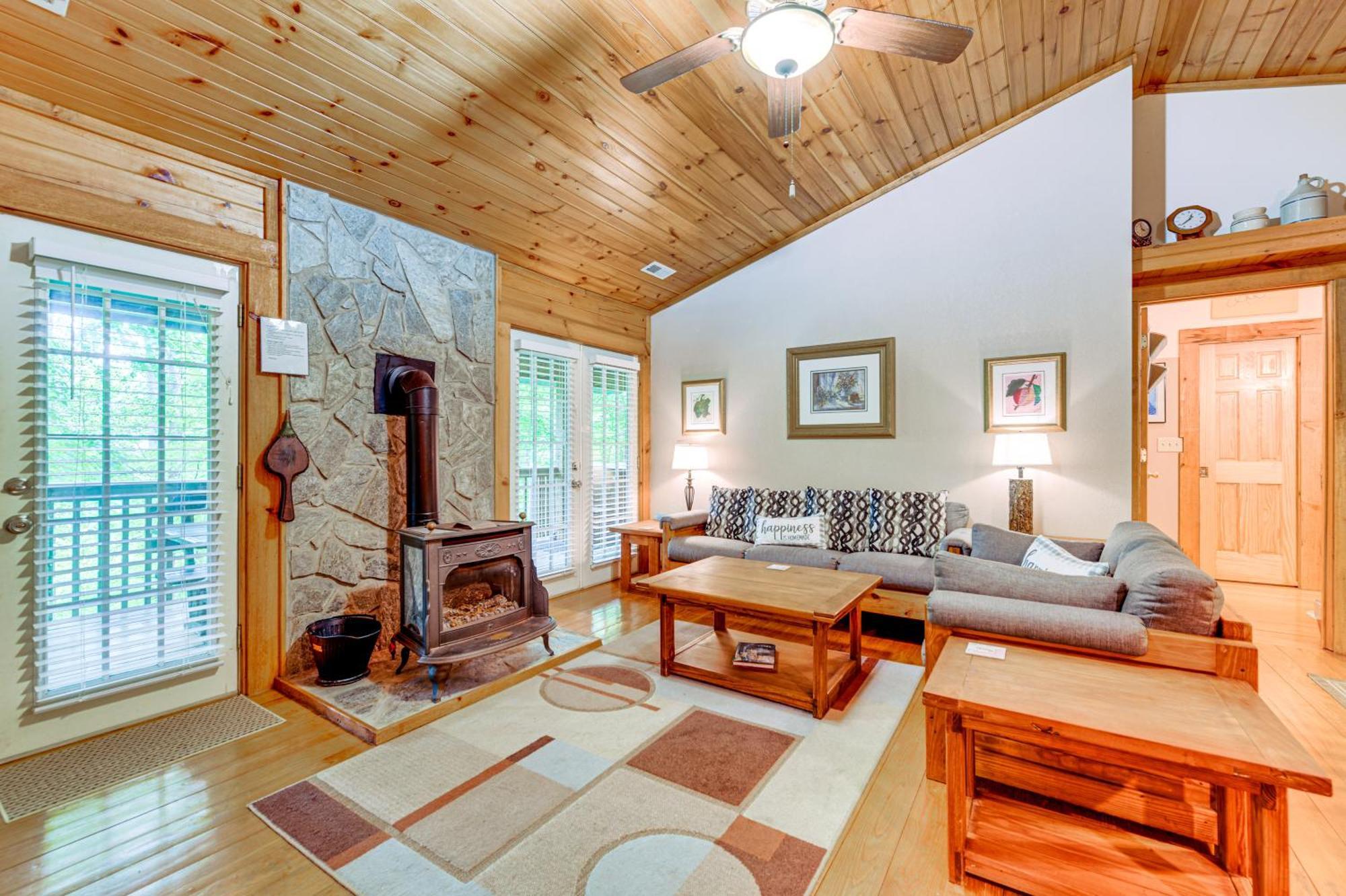 Serene Maggie Valley Retreat With Deck And Hot Tub! المظهر الخارجي الصورة
