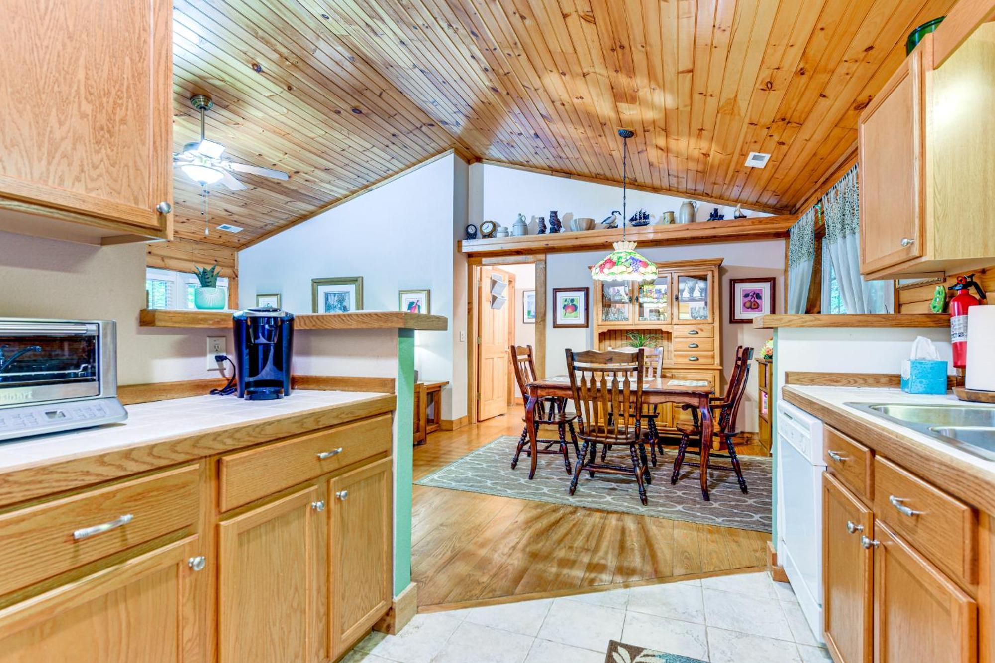 Serene Maggie Valley Retreat With Deck And Hot Tub! المظهر الخارجي الصورة
