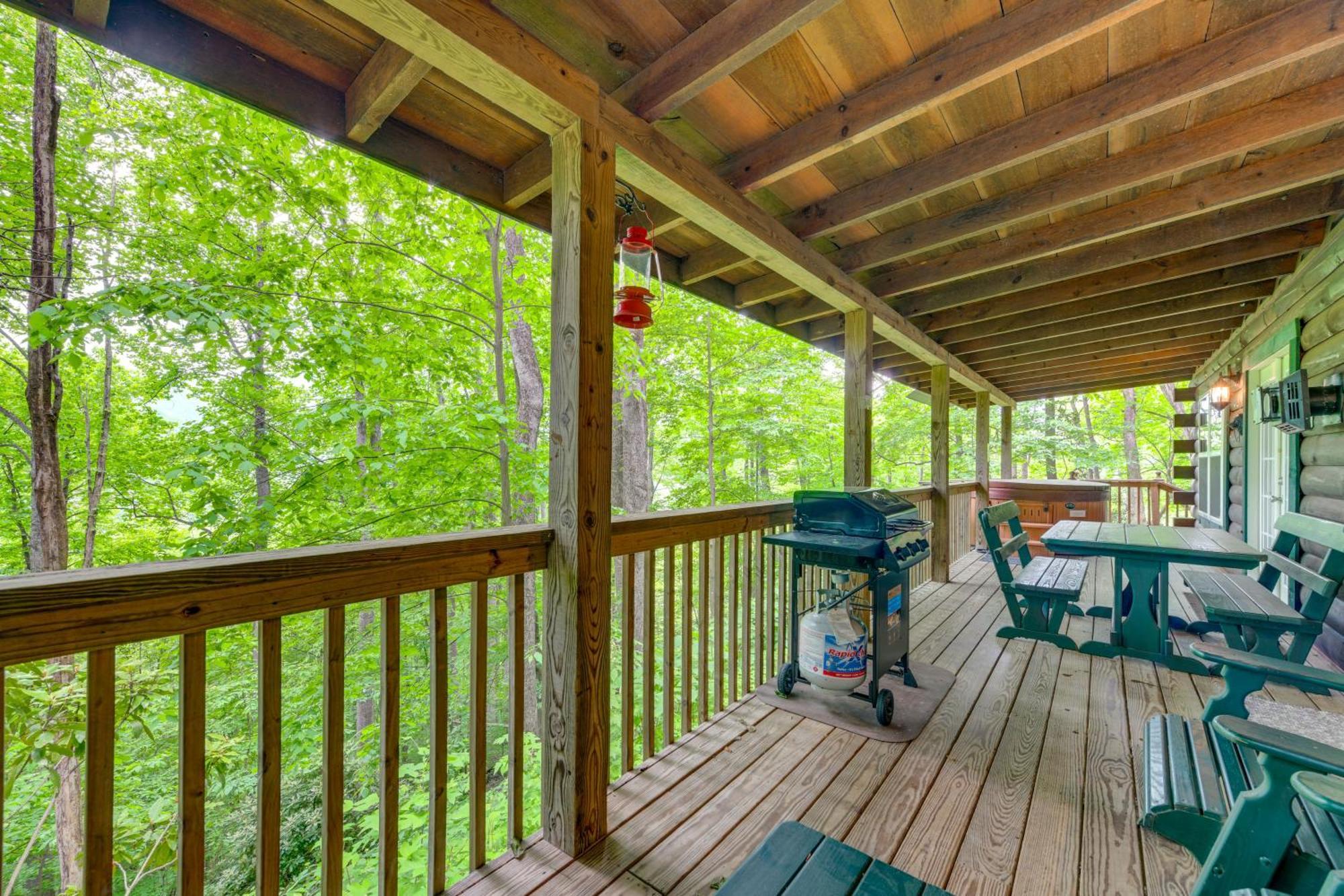 Serene Maggie Valley Retreat With Deck And Hot Tub! المظهر الخارجي الصورة