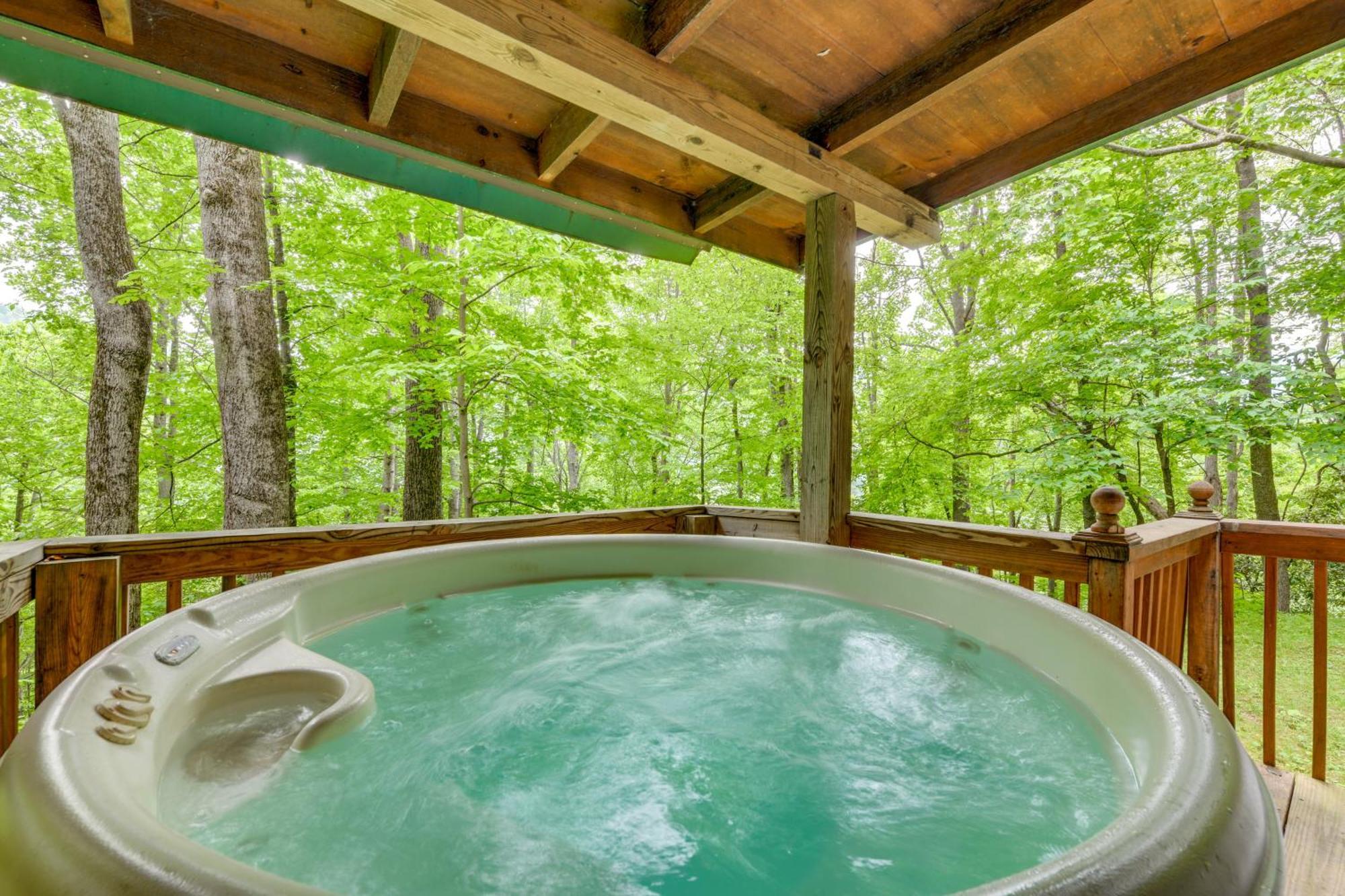 Serene Maggie Valley Retreat With Deck And Hot Tub! المظهر الخارجي الصورة