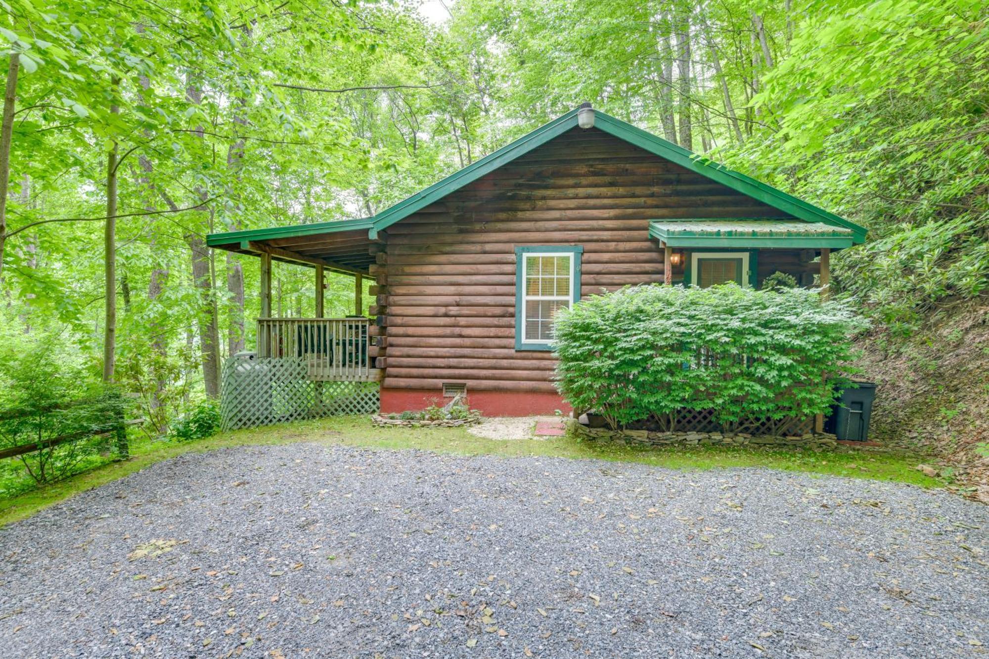 Serene Maggie Valley Retreat With Deck And Hot Tub! المظهر الخارجي الصورة